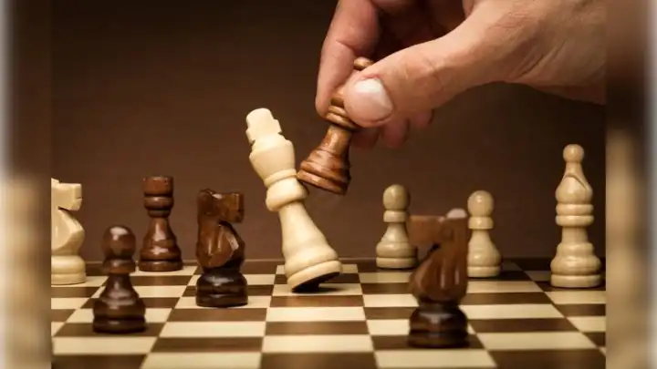 Satrançta beyazların başlattığı ilk taş sürme kaç farklı şekildeki hamleyle gerçekleştirilebilir?