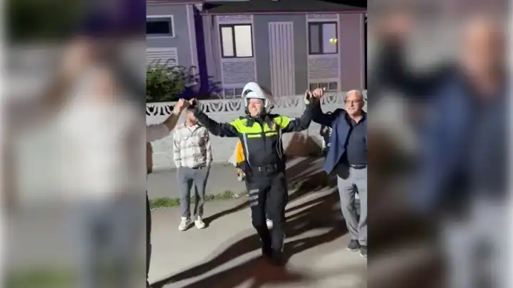 Trafik polisi halayda