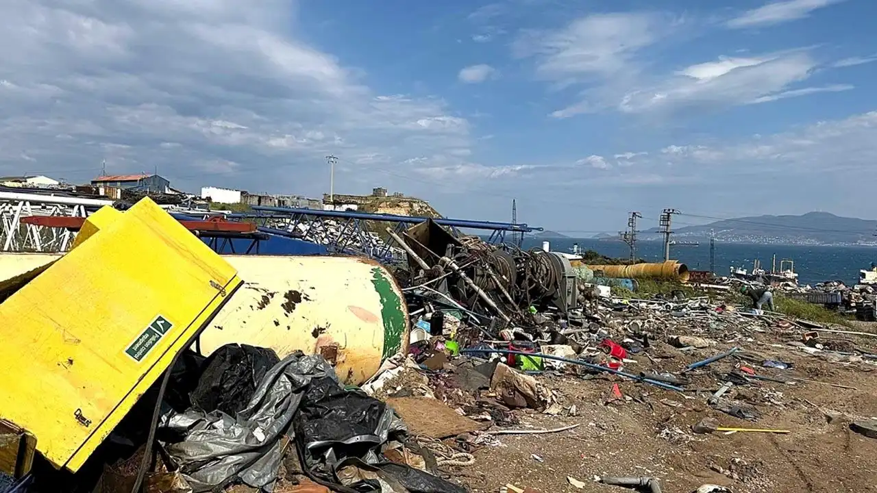 Aliağa Belediyesi açıkladı: Gemi söküm bölgesinde tonlarca tehlikeli atık haberinin görseli