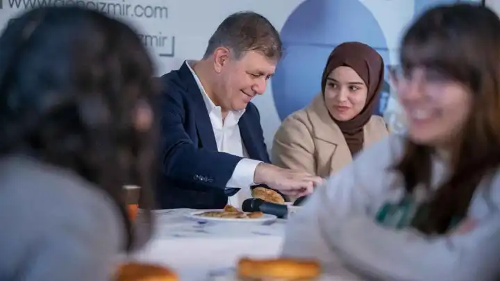Başkan Tugay’dan gençlere İzmir daveti haberinin görseli