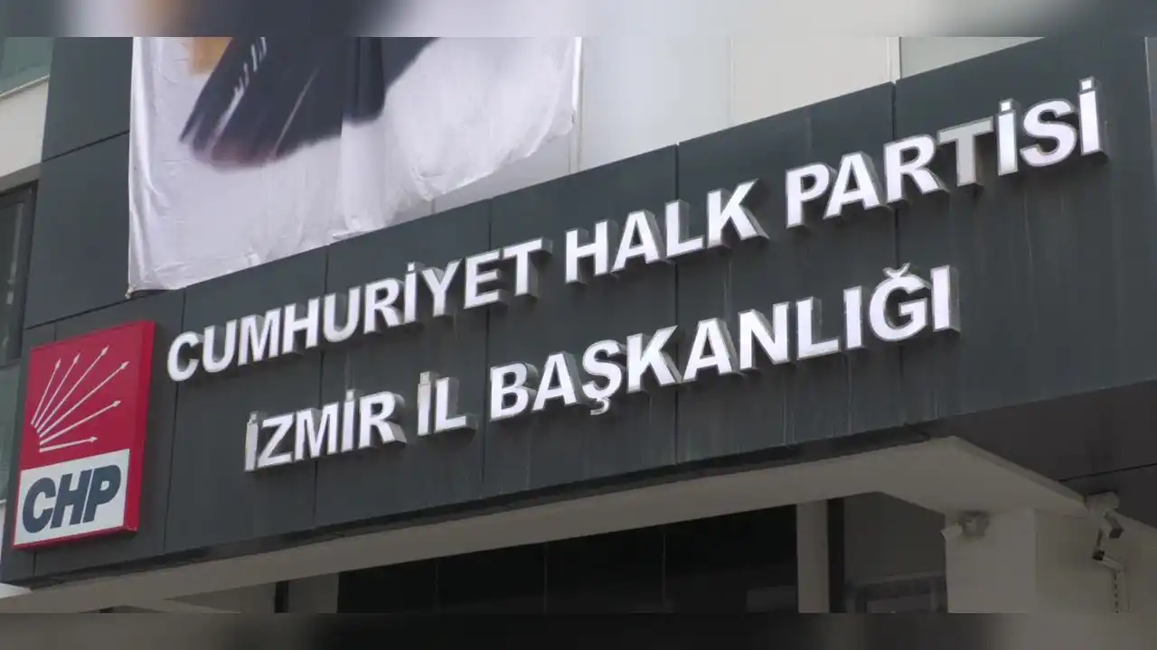 CHP İzmir tam kadro Özel'e destek için Ankara'ya gidecek haberinin görseli