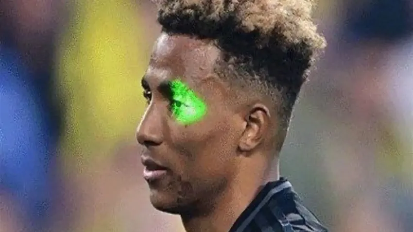 Derbide Gedson’a lazer tutan taraftara 1 yıl spordan men cezası verildi haberinin görseli