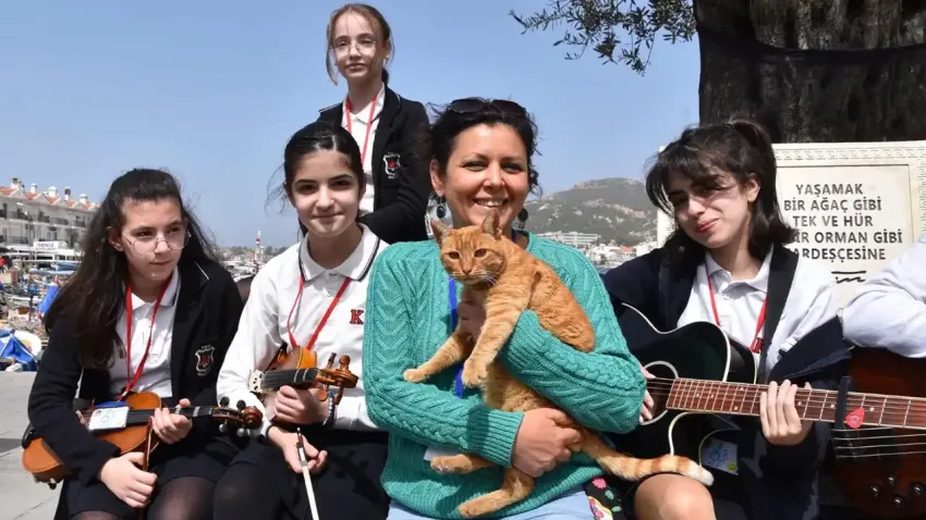 Foça'da sahiplendirme şenliği