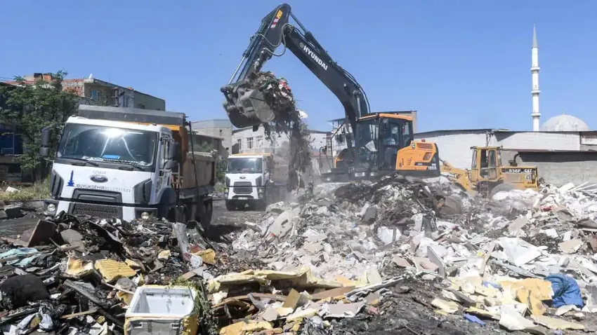 İzmir Büyükşehir Belediyesi’nden Buca'da kaçak atık temizliği