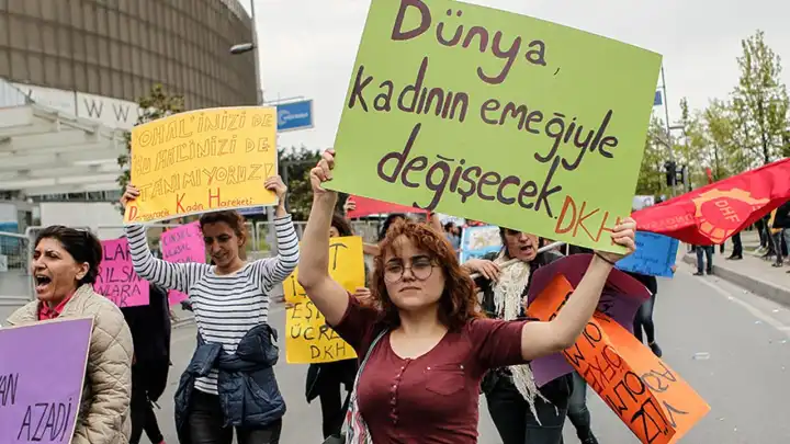 Kadın Savunması: Kelepçeli muayene suçtur, bu suça ortak olmayın