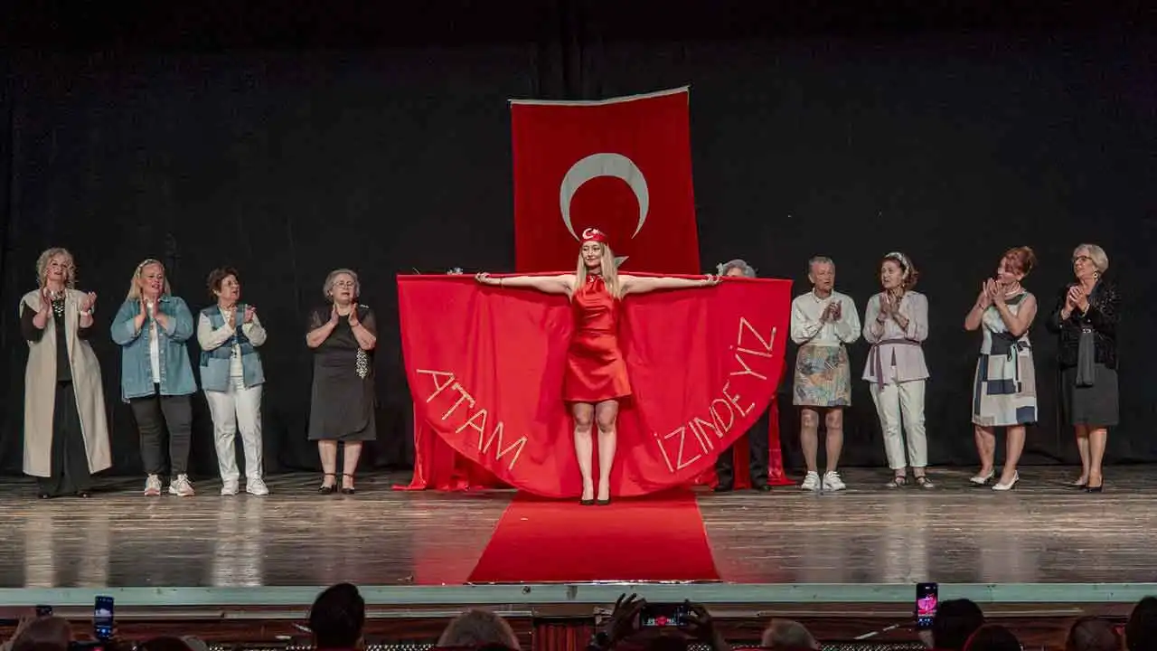 Karşıyaka'da renkli defile haberinin görseli
