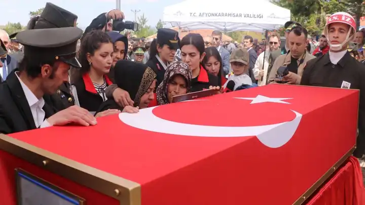 Kuzey Irak'ta şehit düşen Uzman Çavuş Önder Özen Afyonkarahisar’da toprağa verildi