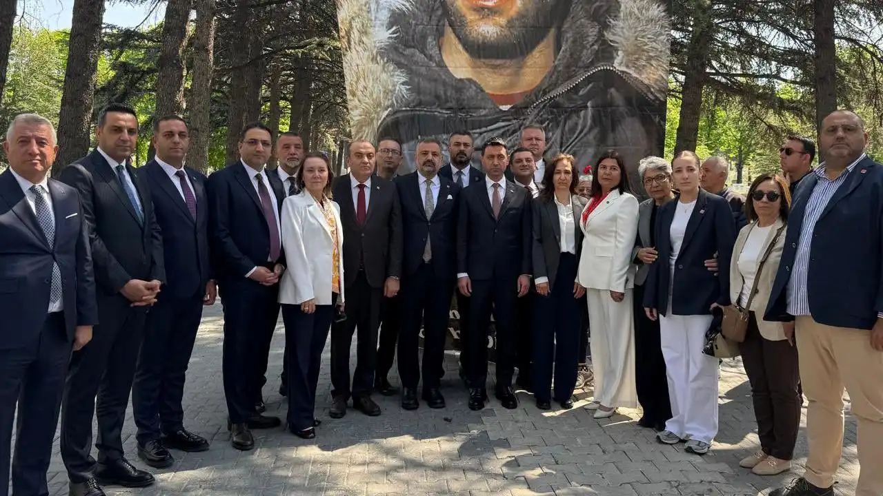 CHP İzmir’den Deniz Gezmiş, Yusuf Aslan ve Hüseyin İnan’a kabir ziyareti haberinin görseli