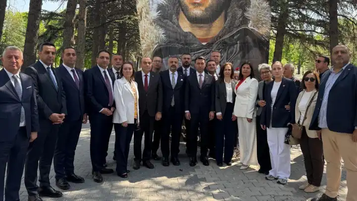 CHP İzmir’den Deniz Gezmiş, Yusuf Aslan ve Hüseyin İnan’a kabir ziyareti