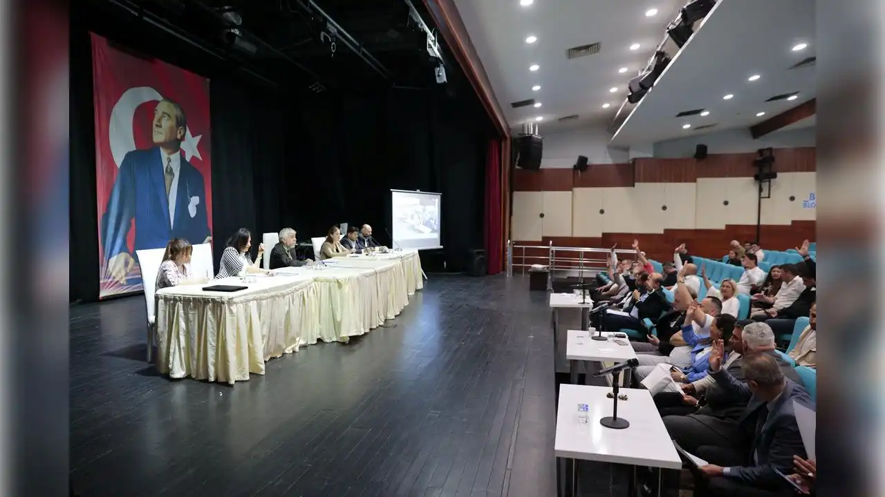CHP Lideri Özel’e yapılan saldırı Konak Meclisi’nde kınandı haberinin görseli