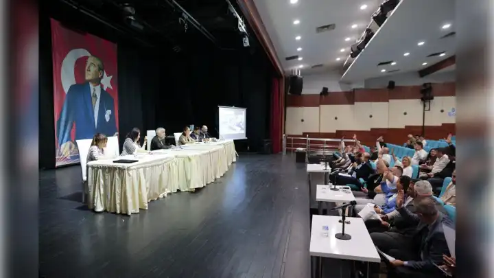 CHP Lideri Özel’e yapılan saldırı Konak Meclisi’nde kınandı