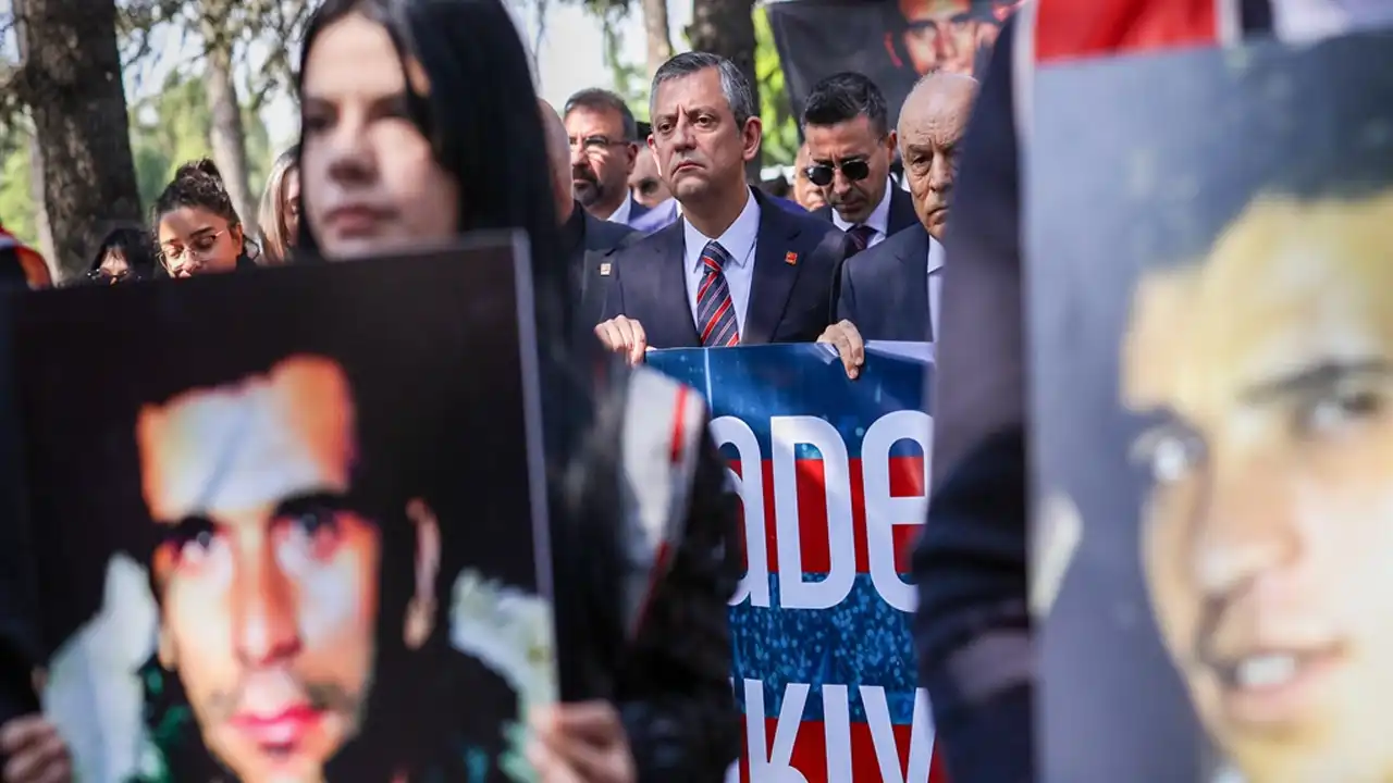 Deniz Gezmiş ve arkadaşları, idamlarının 53. yılında mezarları başında anıldı haberinin görseli