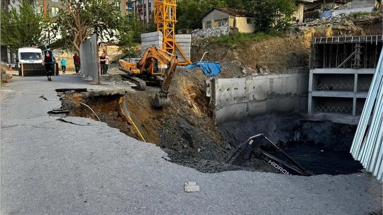 Gaziosmanpaşa'da inşaat çalışması sırasında yol çöktü haberinin görseli