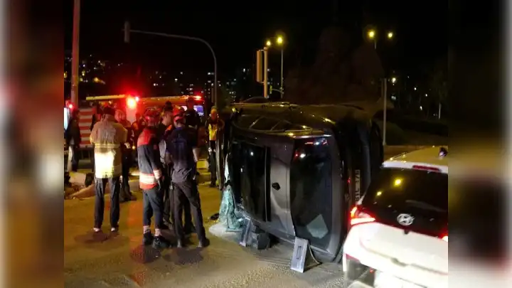 İzmir'de kontrolden çıkan otomobil takla atarak durabildi!