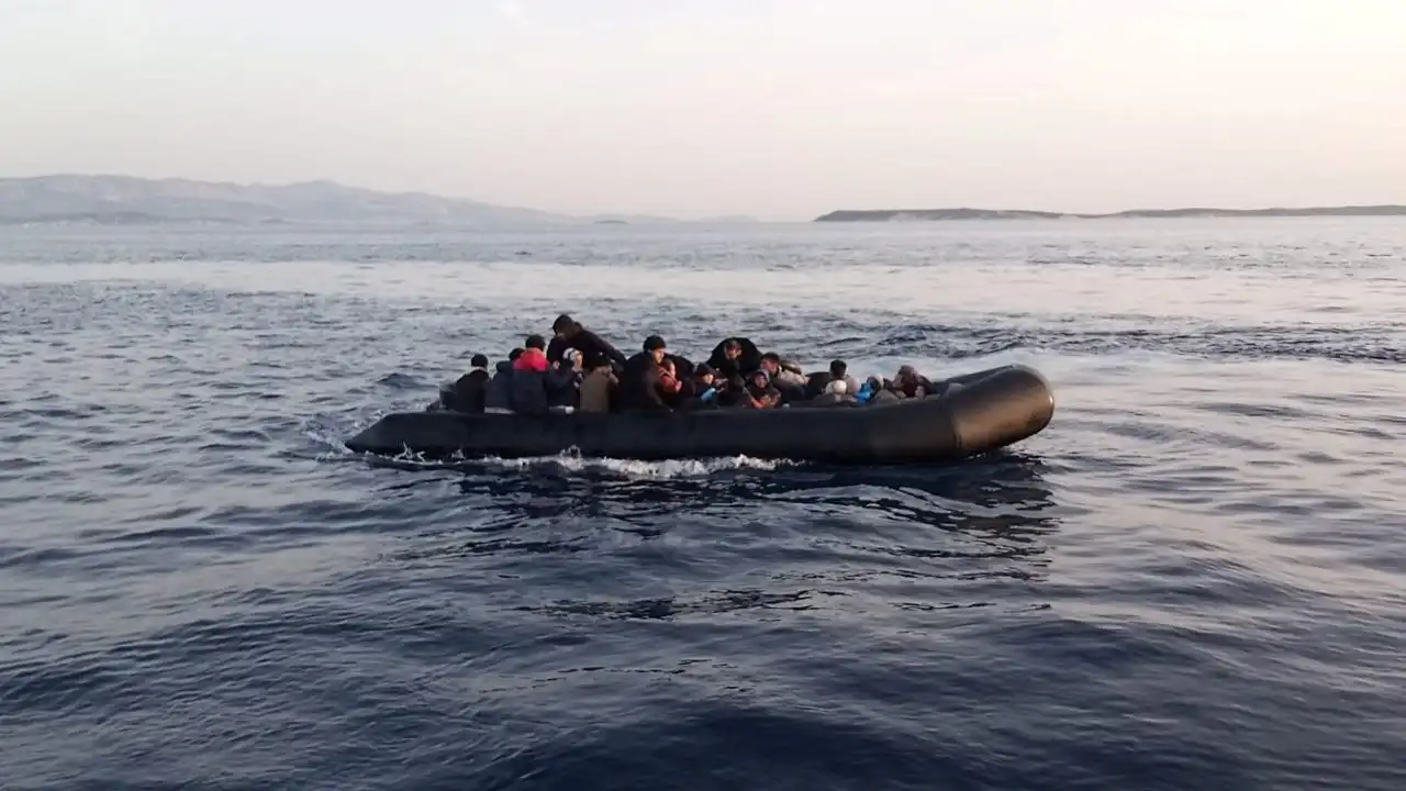 İzmir haber: Çeşme açıklarında 48 düzensiz göçmen kurtarıldı haberinin görseli