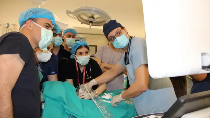 Kütahya'da 34 haftalık bebeğin boynundan 445 gramlık tümör ameliyatla alındı