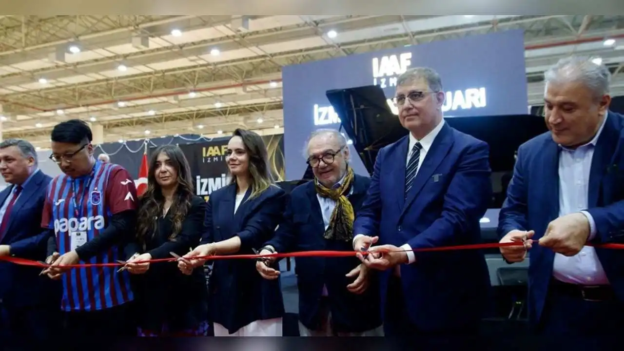 2. Uluslararası İzmir Sanat ve Antika Fuarı açıldı haberinin görseli