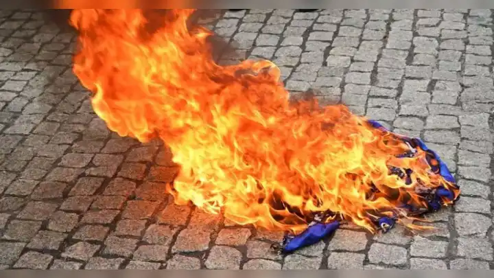 Cumhurbaşkanı adayı bayrağa ayaklarını sildi, sonra da ateşe verdi!