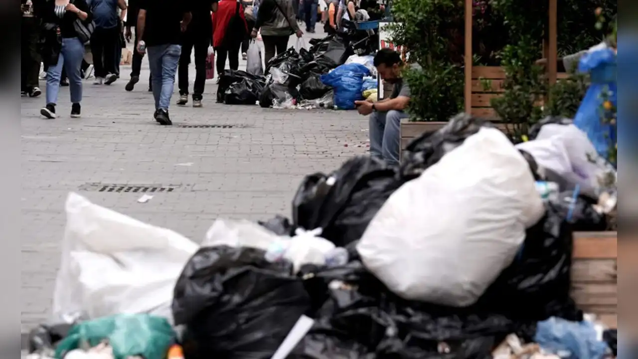 İşçiler grevde: İzmir'in merkezinde çöp yığınları oluştu haberinin görseli