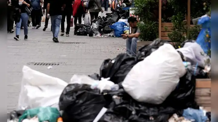 İşçiler grevde: İzmir'in merkezinde çöp yığınları oluştu