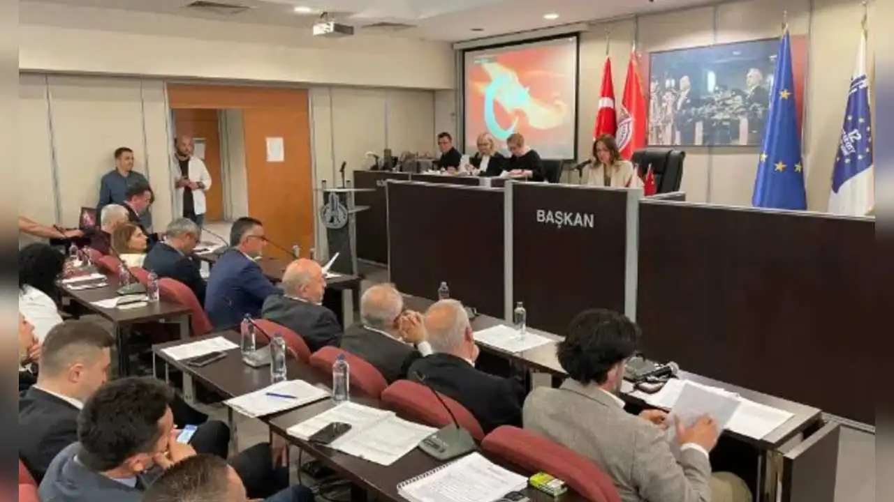 Karşıyaka'da bomba iddia: Ünsal, Tugay'ı şikayet etmem için belge verdi haberinin görseli