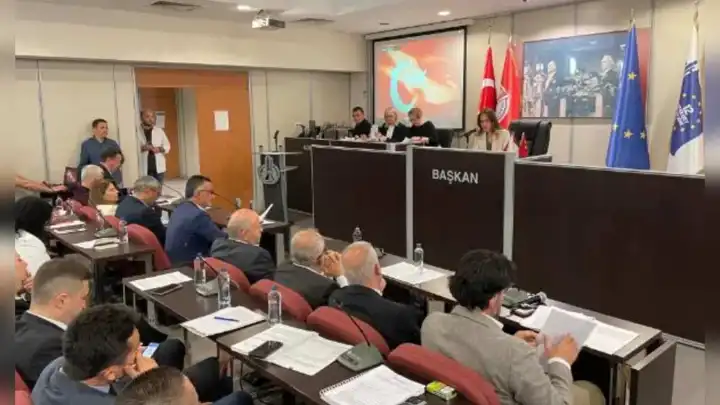 Karşıyaka'da bomba iddia: Ünsal, Tugay'ı şikayet etmem için belge verdi