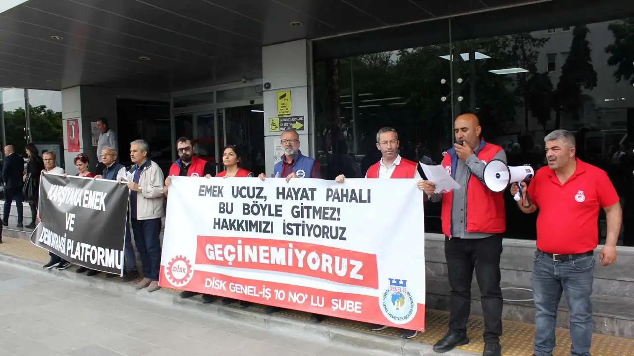 Karşıyaka’da işçiler düzenli iş için düzenli maaş istiyor haberinin görseli