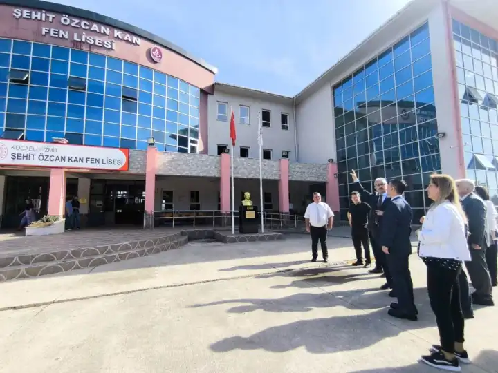 Çatısı yanan okulda eğitime ara verildi: Öğrenciler çevre okullara gönderilebilir