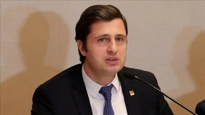 Deniz Yücel: Bir gider bin geliriz