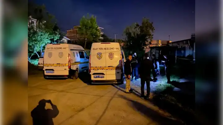 Husumetlisi ile yanındaki eşi ve oğlunu tabancayla yaraladı; motosikletle kaçtı