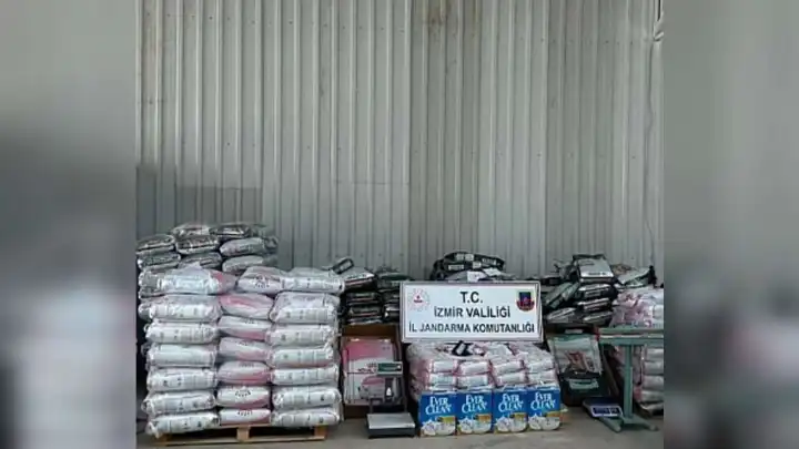İzmir’de 14 ton sahte kedi-köpek maması ele geçirildi