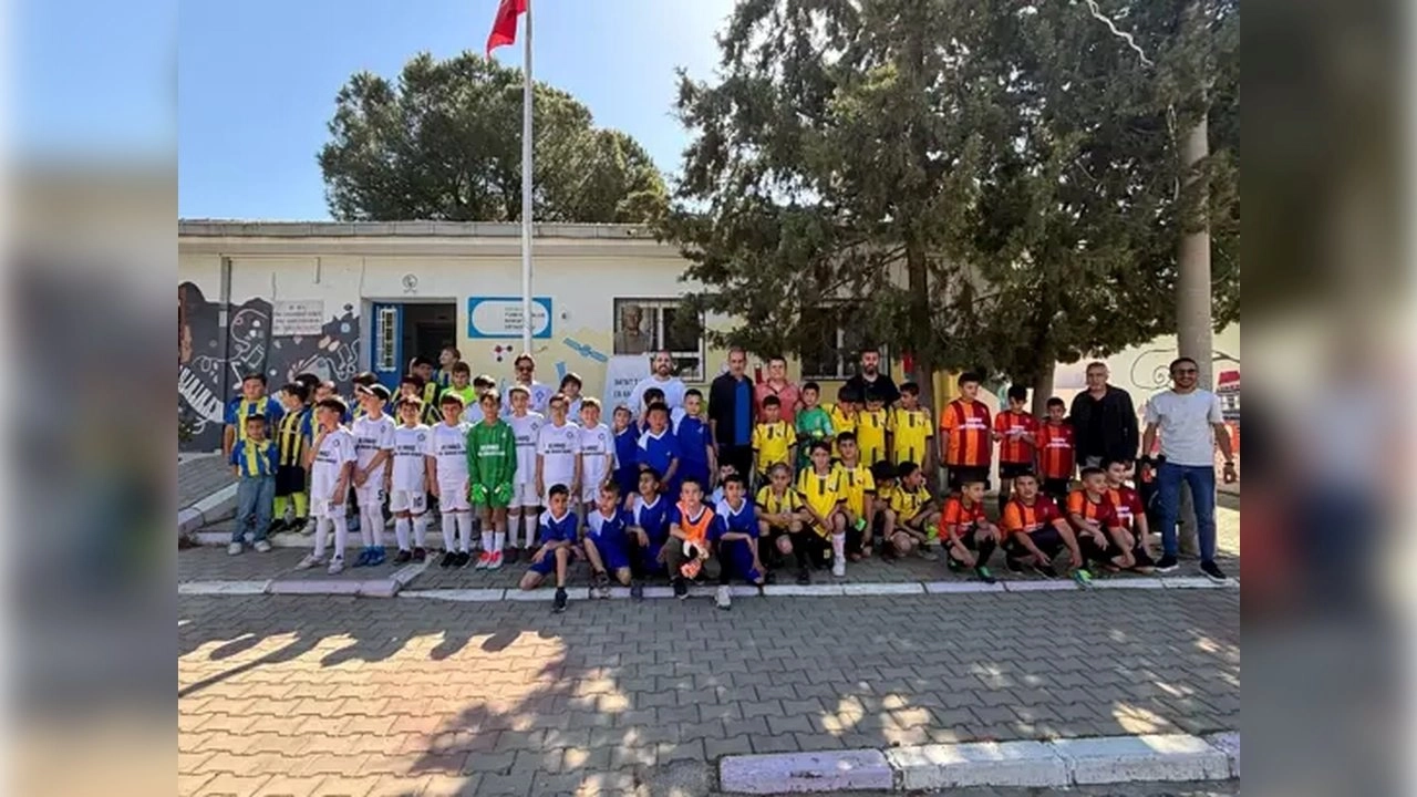 Köy Okulları Futbol Turnuvası Buca’da dostluğu sahaya taşıdı başlıklı video haberin görseli