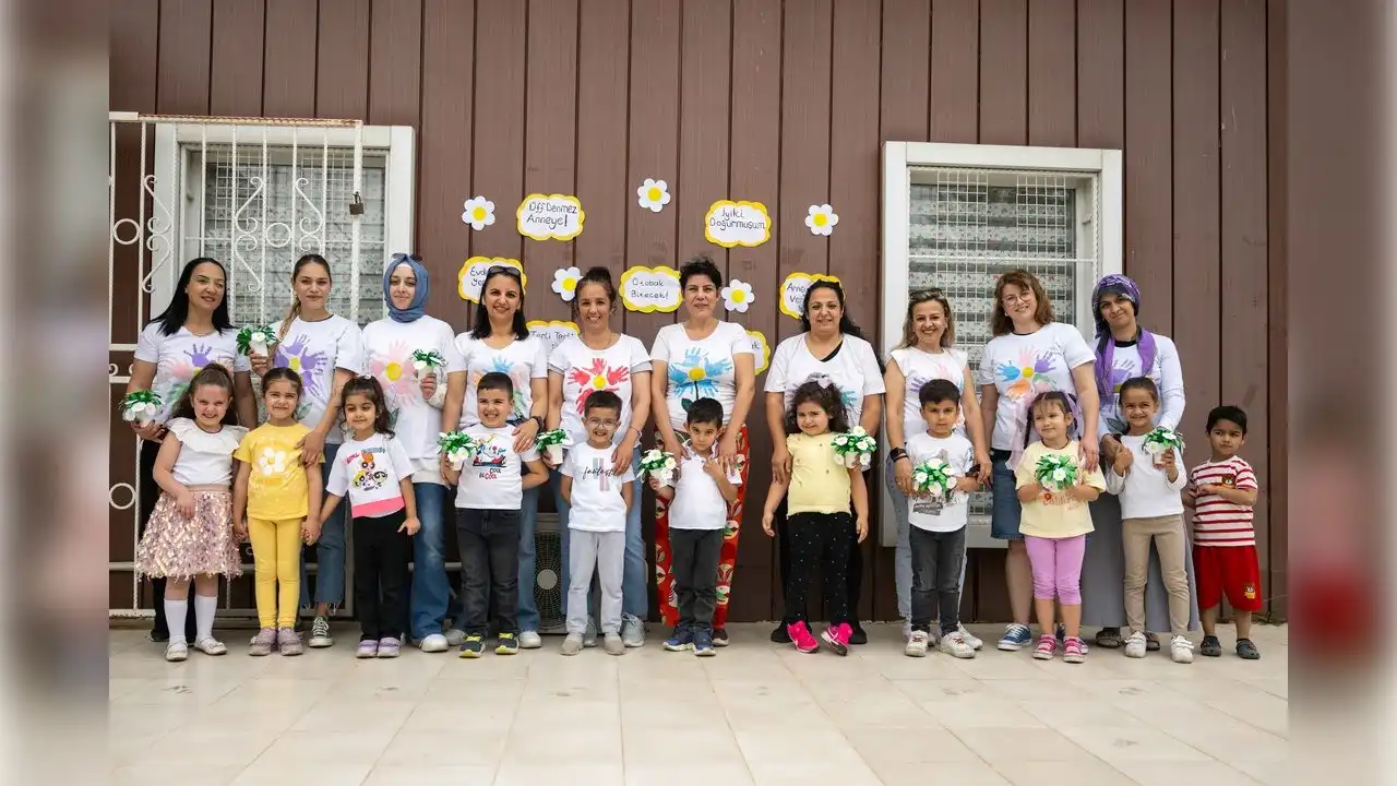 Bornova’da Anneler Günü kutlamaları ilgi gördü haberinin görseli