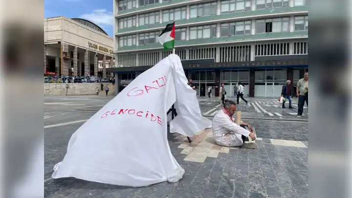 Öğretim görevlisinden Gazze için kefenli protesto