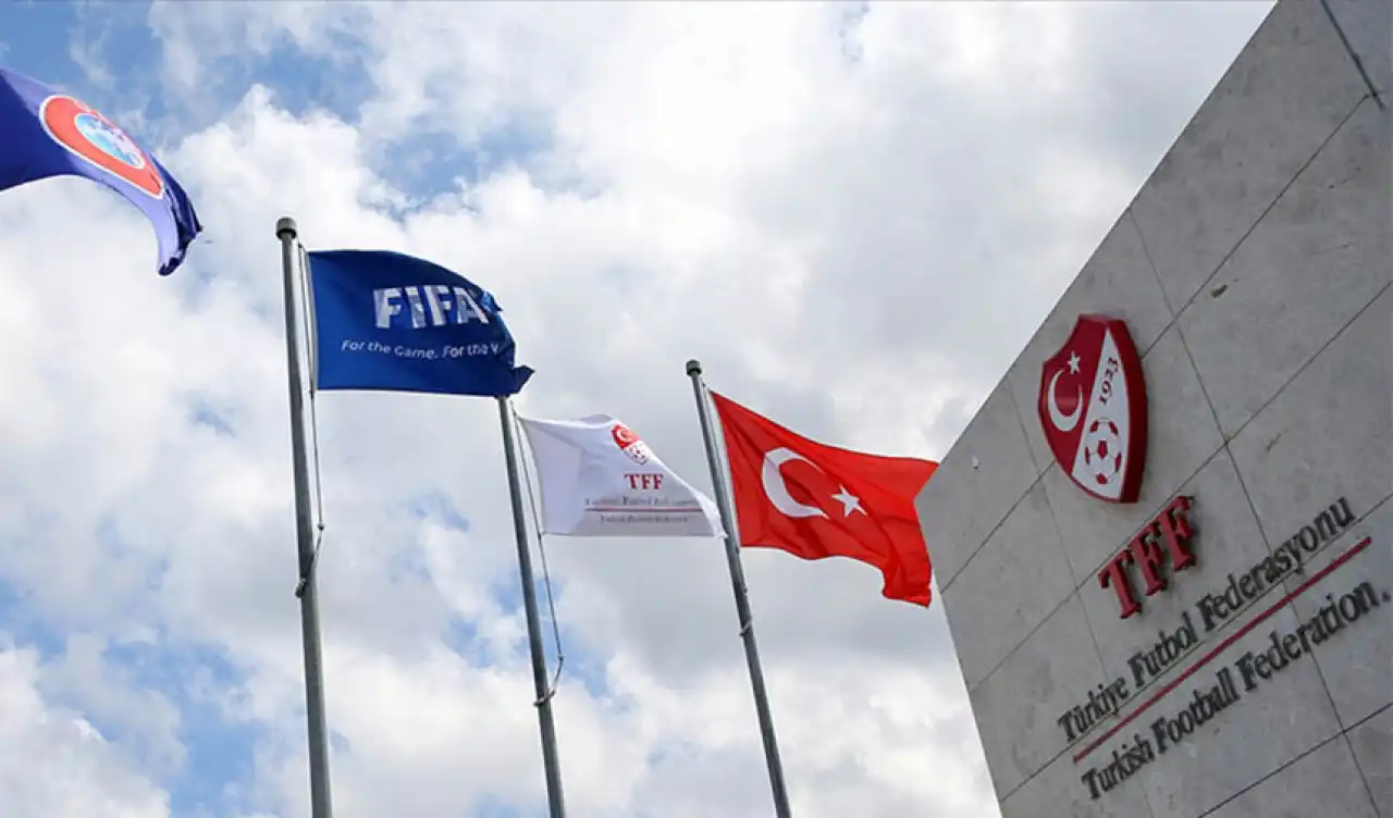 PFDK kararları açıklandı: Fenerbahçe’ye lazer cezası, Beşiktaş’a tezahürat ihlali! haberinin görseli