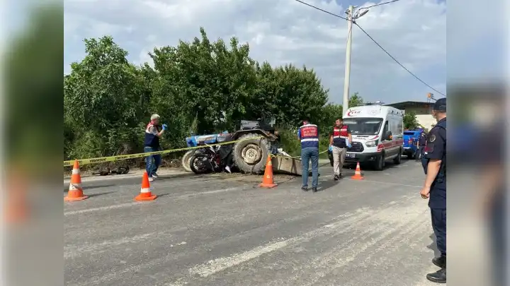 Traktörle motosiklet çarpıştı: 3 kişi hayatını kaybetti