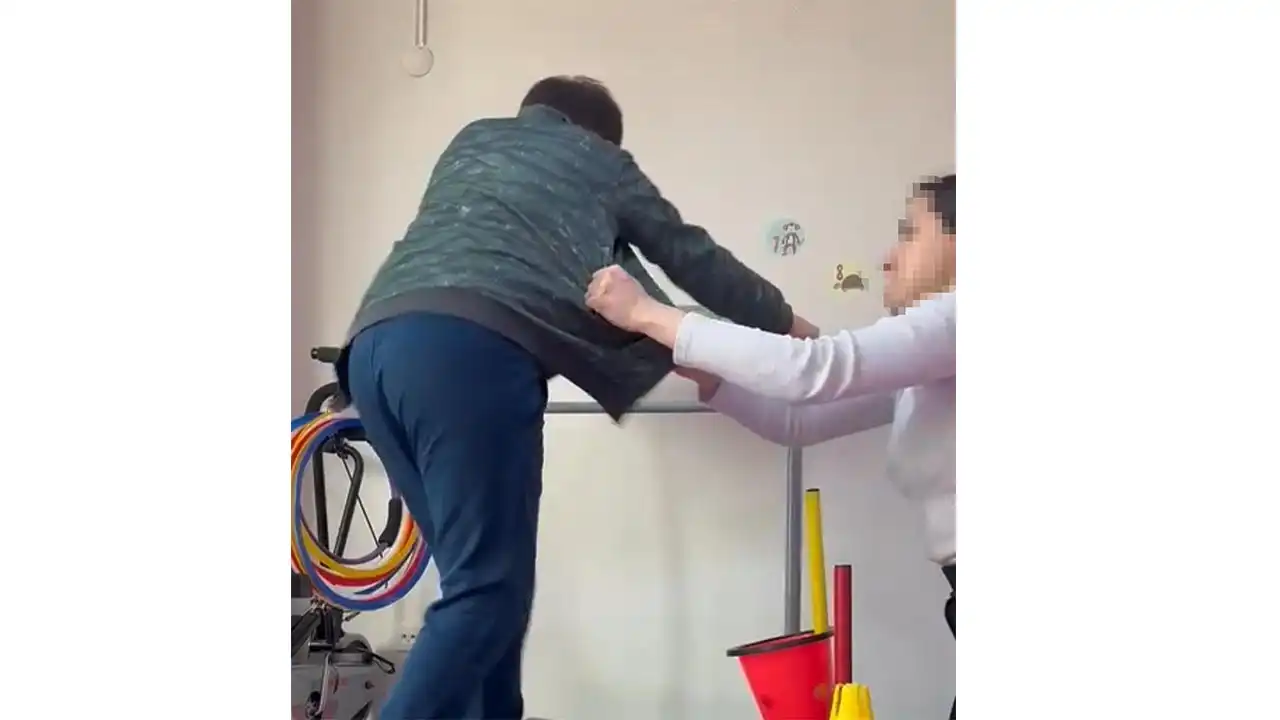 Aileye yanlışlıkla gönderilen görüntülerde ortaya çıktı: Otizmli çocuğa spor eğitmeni tarafından şiddet haberinin görseli