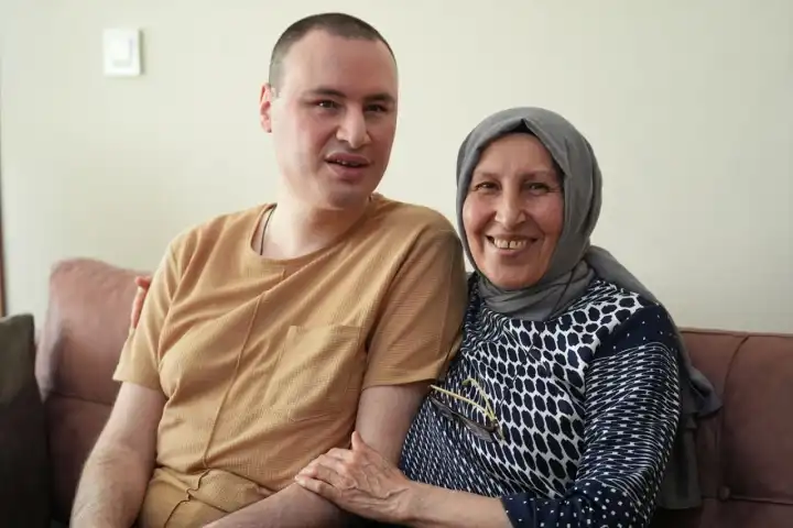 Anne desteğiyle gelen başarı: Görme engelli Önder Savaş, hayata annesiyle birlikte tutundu