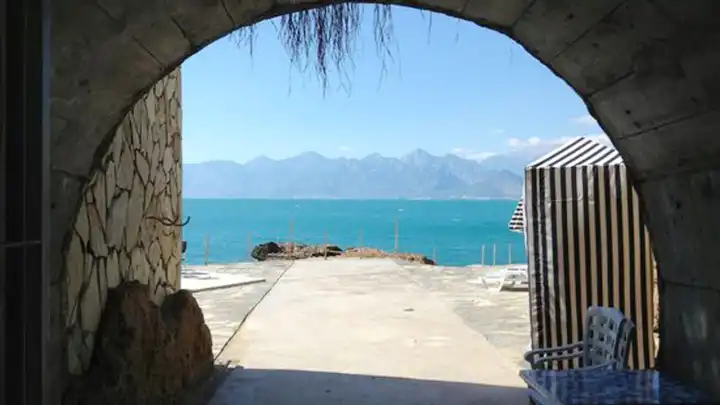 Antalya’da lüks otellerin denize kolay ulaşım için falezlerde tünel açtığı ortaya çıktı