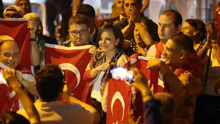 Başkan Kınay, Karabağlar’da gençlerin asker sevincine ortak oldu