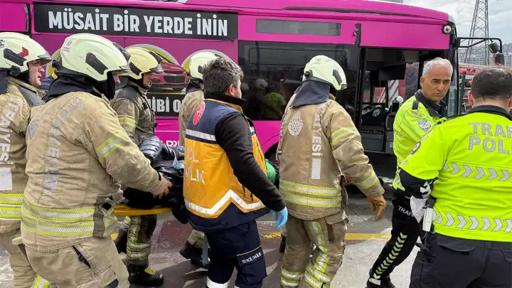 Beylikdüzü’nde kaza: İki metrobüs çarpıştı! 3'ü ağır 13 kişi yaralandı