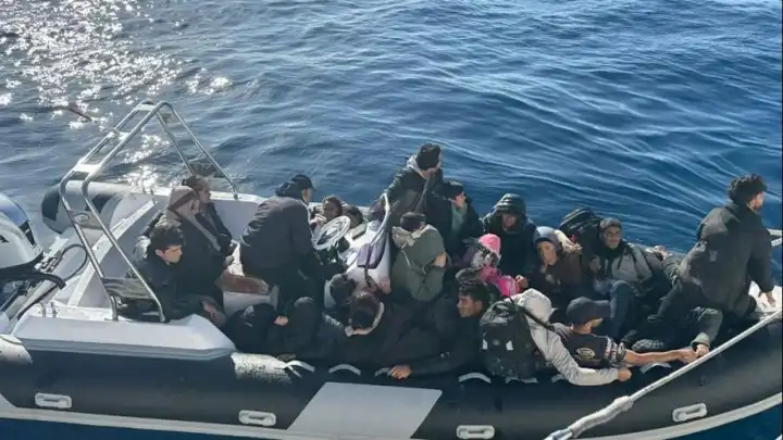 Dikili'de 28 düzensiz göçmen yakalandı