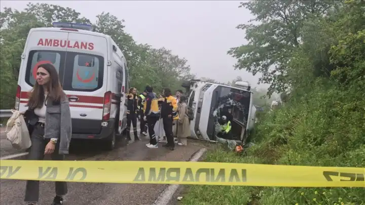 Sinop'ta kaza: Kontrolden çıkan otobüs şarampole devrildi! 17 öğrenci yaralandı