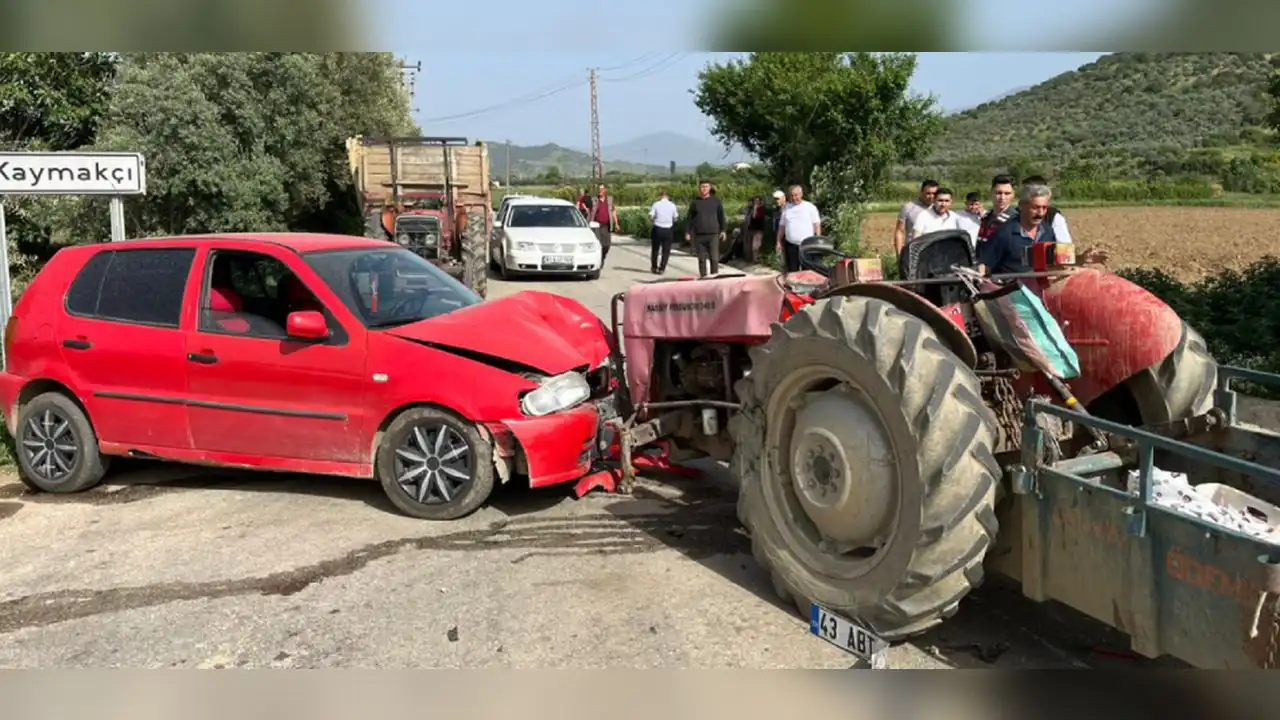 Traktör ile otomobil çarpıştı: 4 yaralı haberinin görseli