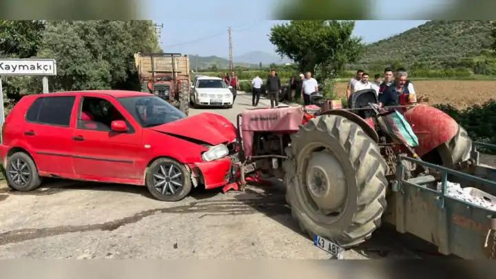 Traktör ile otomobil çarpıştı: 4 yaralı