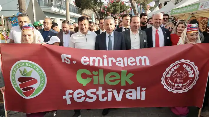 Emiralem Çilek Festivali'nde coşku doruğa ulaştı