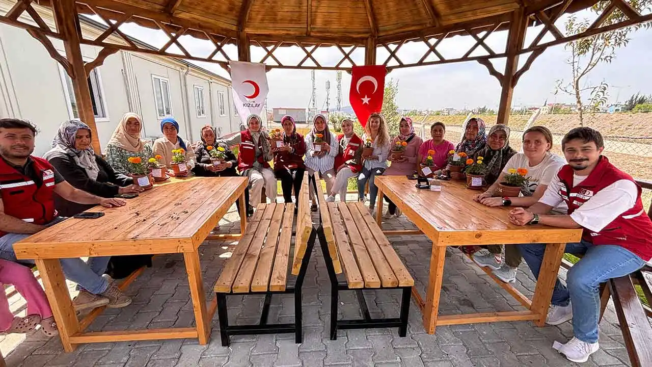 Genel Başkan ve Ünlü Şeflerden Huzurevi Annelerine Ziyaret haberinin görseli