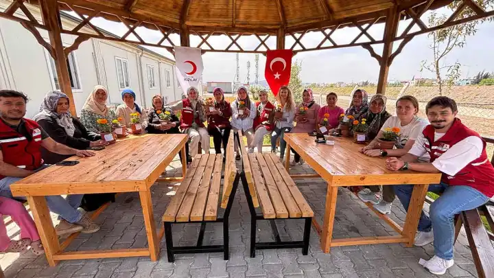 Genel Başkan ve Ünlü Şeflerden Huzurevi Annelerine Ziyaret