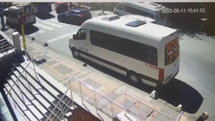 İstanbul'da feci kaza: Minibüs yayaların arasına daldı