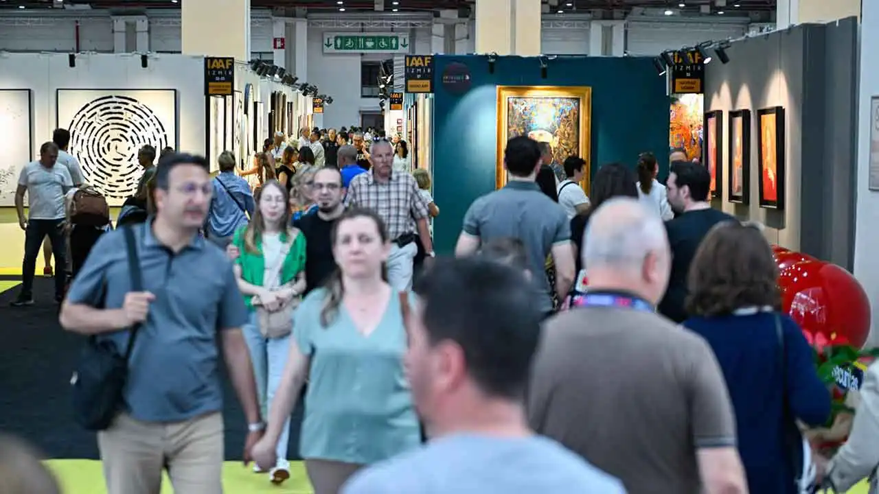 İzmir’de sanat ve antika fuarına büyük ilgi haberinin görseli